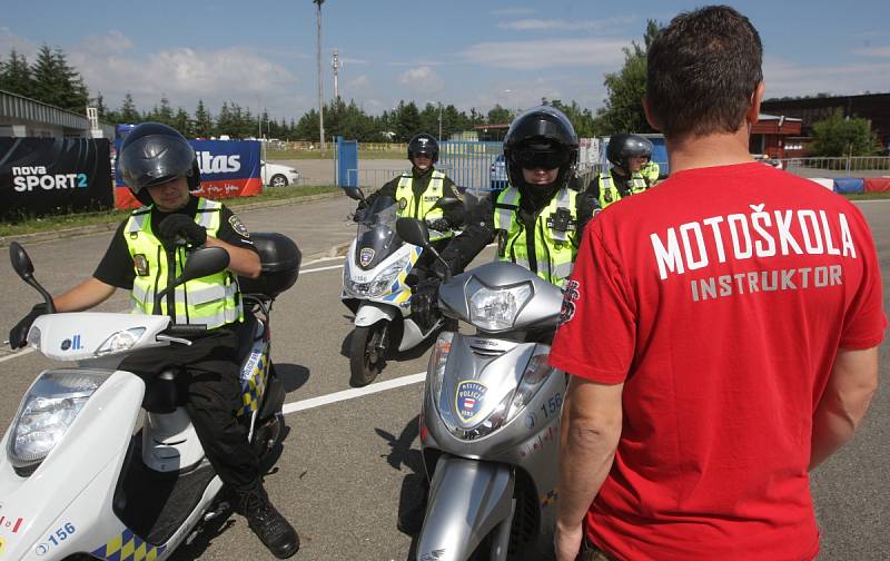 Pilotního kurzu zaměřeného na jízdu na skútru v městském provozu se v pondělí účastnilo patnáct brněnských strážníků, na Masarykově okruhu je školil závodník Karel Abraham a testovací jezdec Karel Táborský.