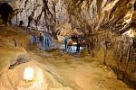 Jeskyně Býčí skála v Moravském krasu. Tajuplné místo pravěkých rituálních vražd. V roce 1869 tam nalezli sošku bronzového býka.