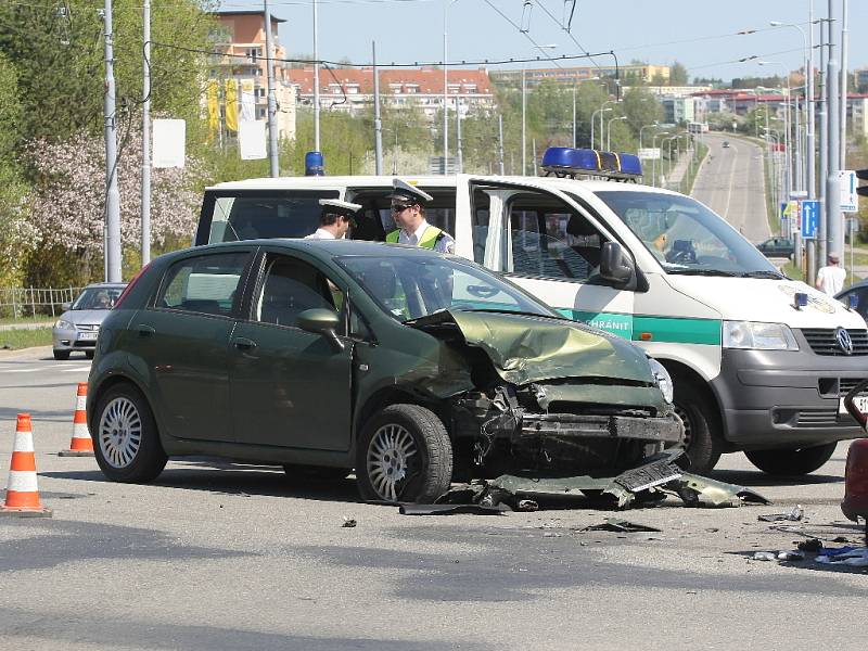 Tři zranění si vyžádala dopravní nehoda v brněnské Líšni. Dvě osobní auta se střetla na křižovatce ulic Novolíšeňská a Jedovnická.