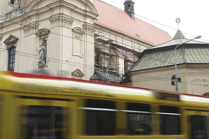 Fasáda se na některých místech odlupuje, navíc je v jiném odstínu než pilíře, které dělníci opravovali minule. Lešení na kostele zůstane až do konce září.