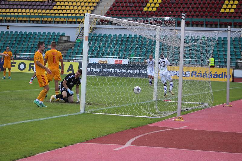 Fotbalisté Líšně (v bílém) rozhodli o výhře na Dukle až v samém závěru.