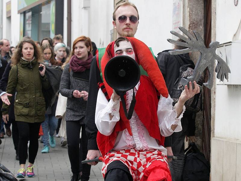 Mezinárodní festival divadelních škol s názvem Setkání/Encounter zahájili průvodem v centru Brna příznivci divadla a Janáčkovy akademie múzických umění.