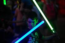 V parku u brněnské hvězdárny se ve středu večer sešlo několik stovek Jediů se světelnými meči.