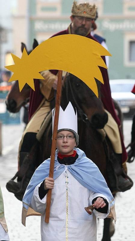 Tři králové vyrazili na hnědácích na podporu charitativní sbírky.