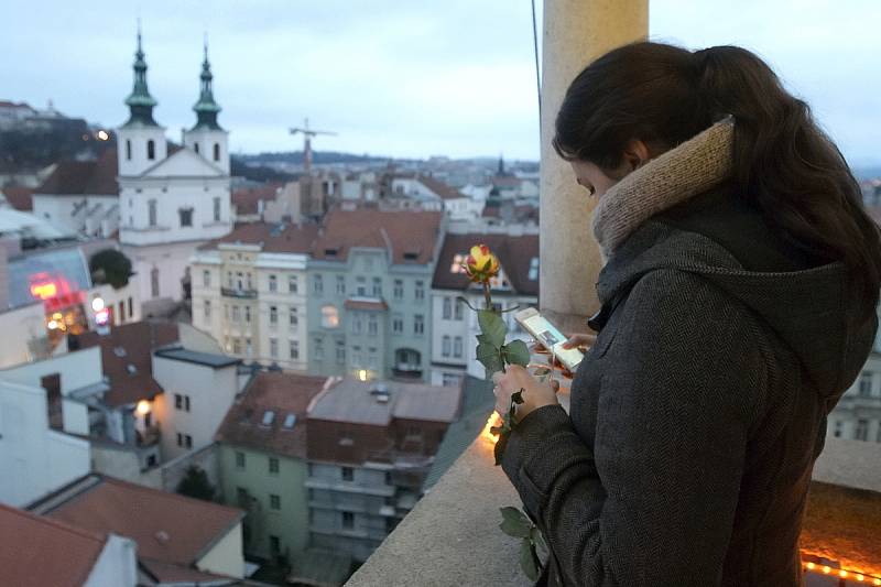 Valentýnský svátek s výhledem na město. Na věži Staré radnice v Brně rozdávali zamilovaným růže a nalévali sekt. 