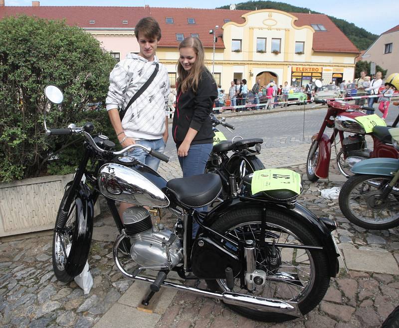 Vlastnit auto bývala rarita a taky drahá záležitost. Kdo tedy vůz měl, střežil ho jako oko v hlavě a provětrával jen svátečně. Lidé z Tišnova na Brněnsku si tuto dobu v sobotu připomněli už popatnácté na Přehlídce elegance historických vozidel.