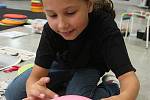 Pomocí lepidla a papíru si děti ve výtvarném ateliéru vytvoří vlastní létající balon.
