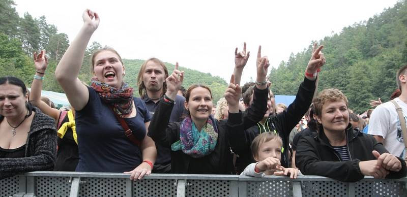 První ročník, velká očekávání. V areálu Mariánského údolí chtěli organizátoři sobotního festivalu Mariánské léto přivítat až pět tisíc lidí. Na koncerty Čechomoru, Davida Kollera či Mig 21 jich nakonec přišlo přes čtyři tisíce.