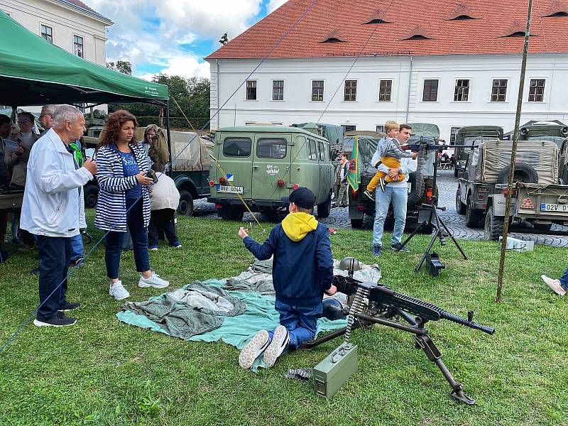 Poslední srpnový víkend si lidé v Rosicích užívali akci nazvanou Zámek v obležení. Nahlédnout mohli i do krytu.