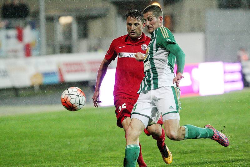 Brněnští fotbalisté (v červeném) zdolali na domácí půdě Bohemians 2:1.