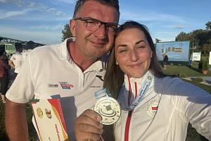 Zina Hrdličková na mistrovství Evropy v Osijeku vybojovala mezi juniorkami stříbro v trapu. Na snímku je s otcem a trenérem Petrem Hrdličkou.