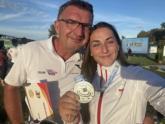 Zina Hrdličková na mistrovství Evropy v Osijeku vybojovala mezi juniorkami stříbro v trapu. Na snímku je s otcem a trenérem Petrem Hrdličkou.