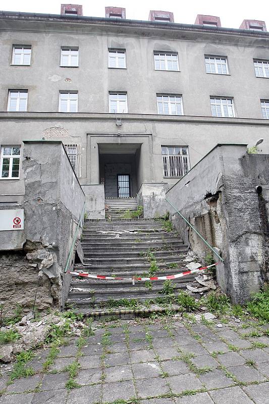 Bývalá léčebna dlouhodobě nemocných v lese poblíž Bílovic nad Svitavou tři roky poté, co ji Fakultní nemocnice Brno musela zavřít.