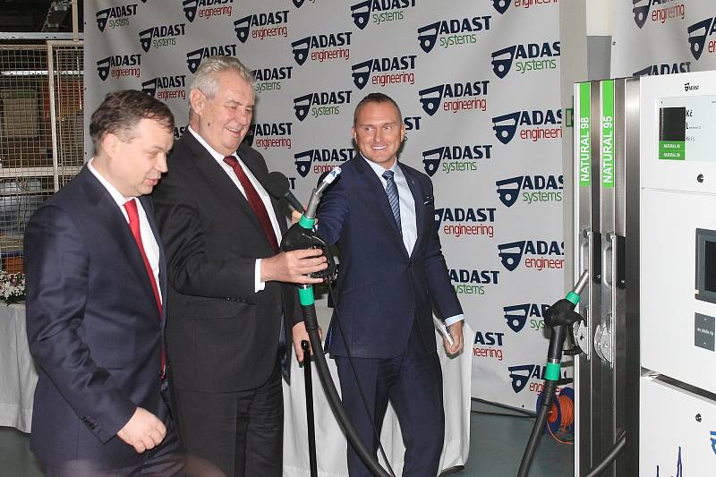 Prezident Miloš Zeman navštívil na Blanensku zkušebnu turbín společnosti ČKD Blansko Engineering v Horní Lhotě. A také podnik Adast Systems v Adamově.