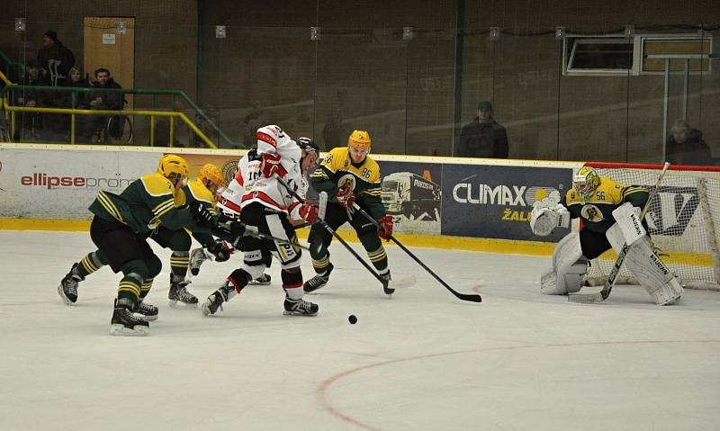 Vsetínští hokejisté porazili brněnskou Techniku (v bílém) v úvodním zápase druholigového semifinále 3:2.