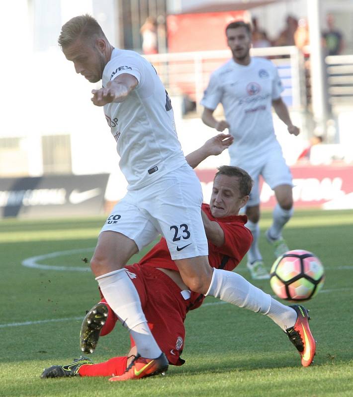Fotbalisté brněnské Zbrojovky v pátém kole nejvyšší domácí soutěže porazili Slovácko 1:0 a ukončili čekání na první výhru v letošním ročníku. 