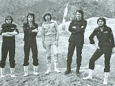 Snímek členů Progres 2 z konce sedmdesátých let pořízený u příležitosti vydání desky kapely Dialog s vesmírem. 