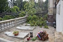 Poryv větru vyvrátil jeden ze vzrostlých stromů přímo na církevní hroby v severovýchodním koutě hřbitova.