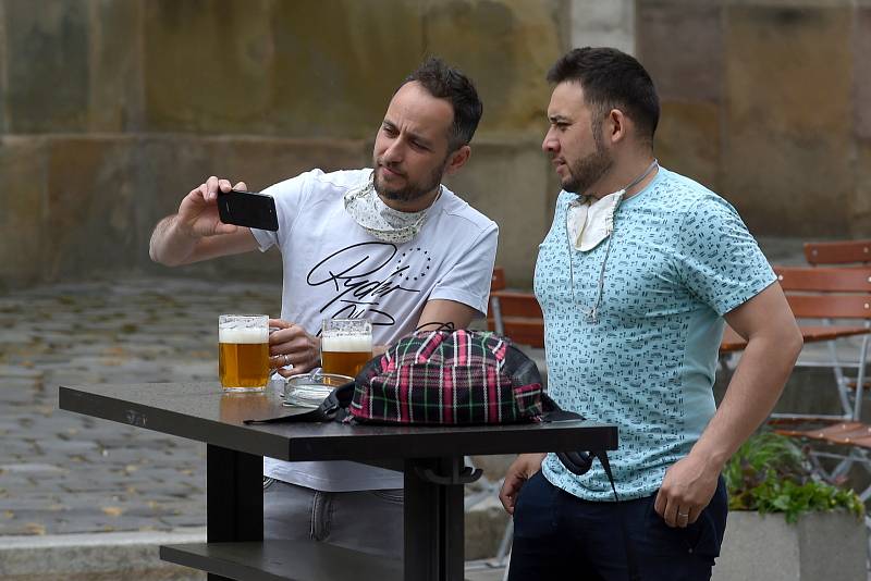 Popíjení alkoholu v centru Brna.