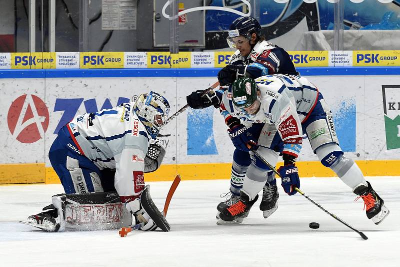 Domácí HC Kometa Brno (Marek Čiliak a Michal Gulaši) v bílém proti HC Vítkovice Ridera (Rastislav Dej)