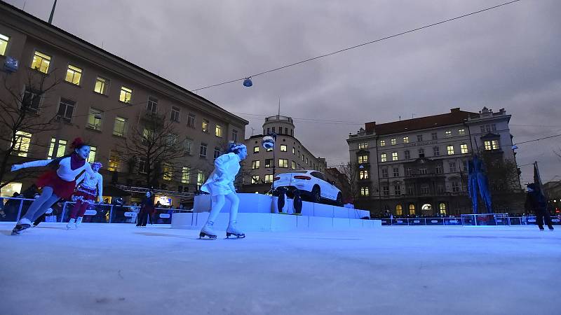 Na brněnském Moravském náměstí si lidé poprvé zabruslili na novém kluzišti.