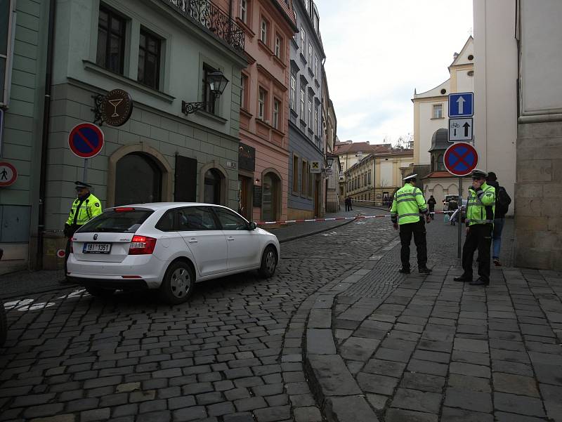 V Dominikánské ulici se propadla vozovka.