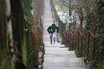 Tradičního silvestrovského běhu do schodů v Bílovicích nad Svitavou se i přes nepříznivé počasí zúčastnily více než dvě stovky lidí.