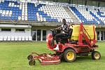 Líšeňský fotbalista Lamine Fall se vedle hraní stará i o hřiště a zázemí stadionu.