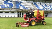 Líšeňský fotbalista Lamine Fall se vedle hraní stará i o hřiště a zázemí stadionu.