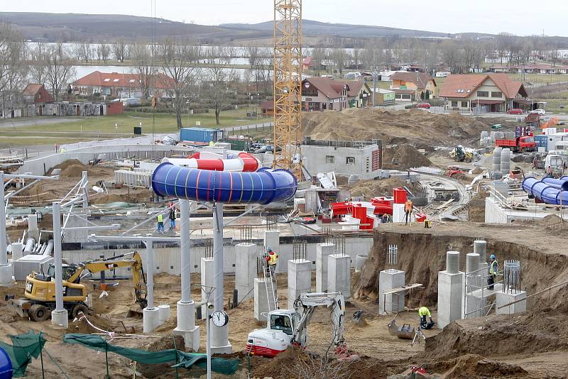 Stavba největšího tobogánu v ČR v Aqualandu Moravia