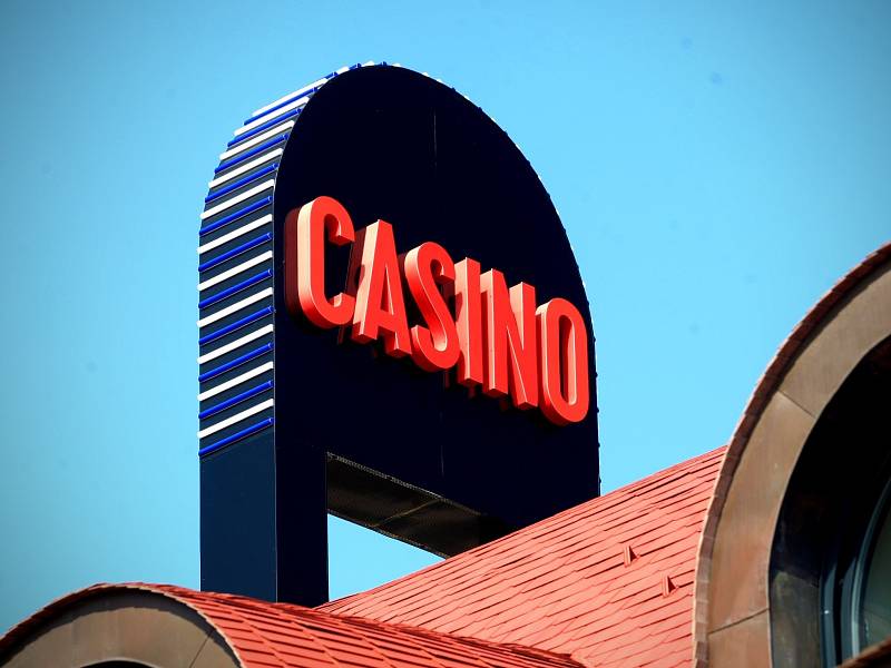 Sedmdesát hracích automatů nebo osm stolů s živými hrami nabízí kasino v Popůvkách. Před týdnem otevřelo v budově, která byla dvacet let nedostavěná. Kromě kasina se v areálu otevře i čtyřhvězdičkový hotel, ale až bude hotová restaurace.