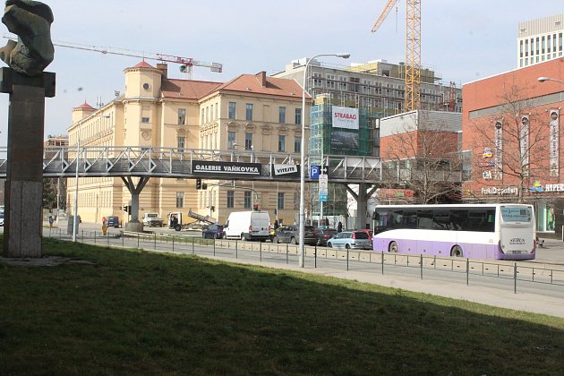 Zmatení cestující na nádraží Zvonařka: Nevíme, kudy do centra Brna, stěžují si