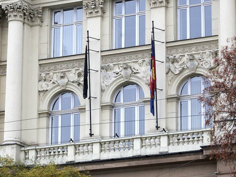 Projevy účasti a solidarity v Brně: zapálené svíčky a černé vlajky.