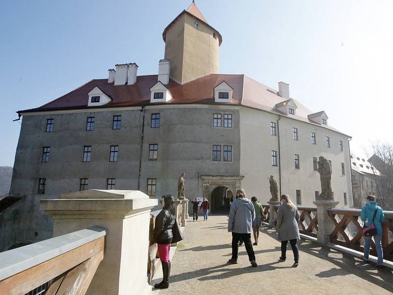 Hrad Veveří nad nad Brněnskou přehradou nenabídl na začátek sezóny speciální atrakce. Přesto jeho branou prošly stovky lidí. 