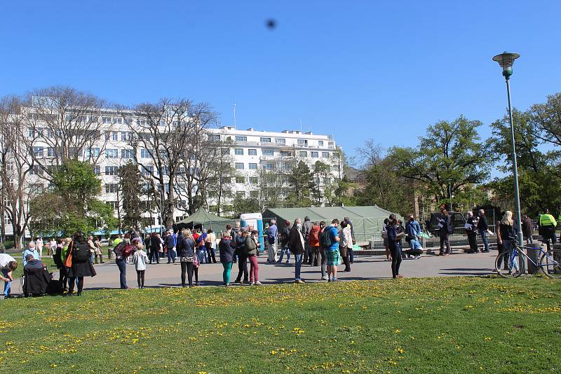 Plošné testování v parku na Moravském náměstí v Brně.