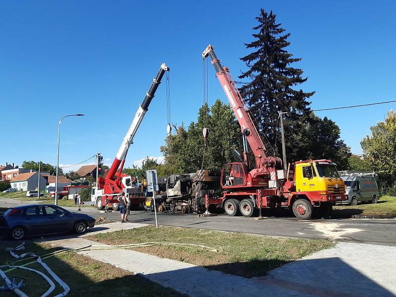 V Kozlanech shořel autojeřáb. Škoda jde do milionů.