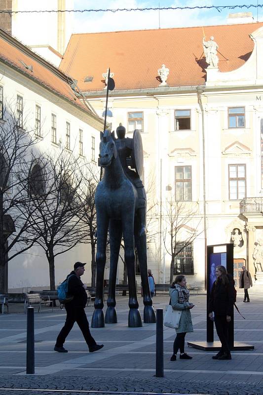 Markraběte Jošta známého spíš jako rytíře na žirafě najdou lidé naproti Nejvyššímu správnímu soudu.