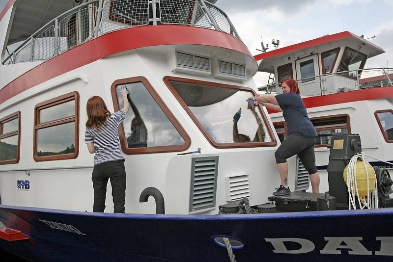 Zaměstnanci dopravního podniku připravují lodě na start nové plavební sezóny.