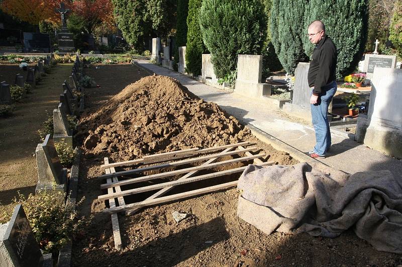 Redaktor Brněnského deníku Rovnost Petr Jeřábek si vyzkoušel práci hrobníka.