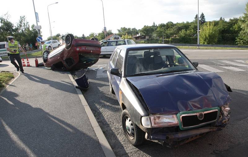 Dvěma zraněními skončila ve čtvrtek večer havárie dvou osobních automobilů v brněnské Bystrci.