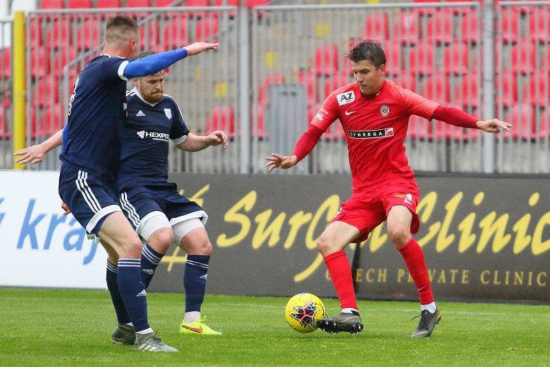 PŘI CHUTI. Fotbalisté Zbrojovky (v červeném) v přípravě přestříleli Uničov 6:0. Foto: Petr Nečas