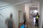Spoušť v podobě vytrhaných kabelů za sebou nechal návštěvník svatoanenské nemocnice v Brně. Zdroj: MP Brno