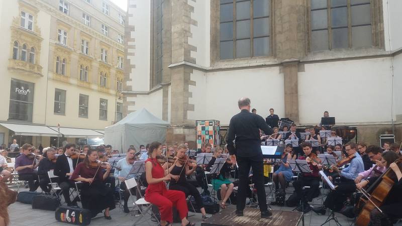 Své dovednosti představil posluchačům studentský sbor a orchestr Technické univerzity z Holandského Delftu Krashna Musika.