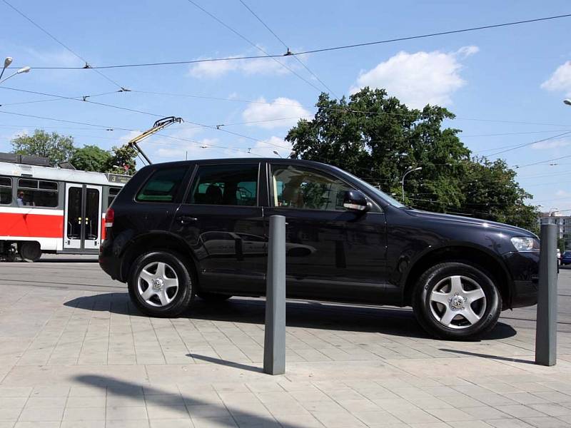 Auto blokuje dopravu v ulici Joštova.