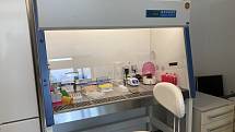 Laboratoř z oddělení patologie Masarykova onkologického ústavu, kde se nový test MammaPrint provádí.