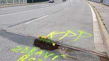 Hnutí Královopolští patrioti upozornili na díru v brněnské Křižíkově ulici svérázným způsobem. Nasadili do ní květiny.