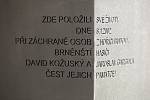 Instalace památníku připomínající smrt dvou hasičů při požáru kasina v roce 2002 v obchodním domě Letmo v Brně.