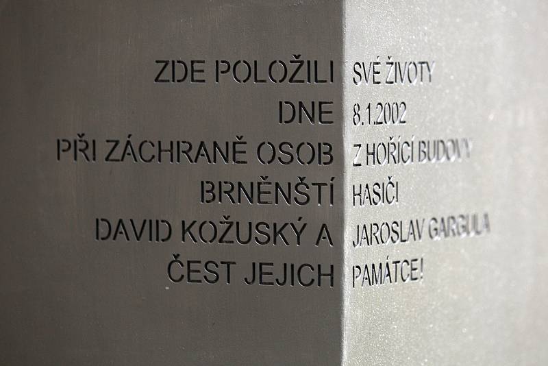 Instalace památníku připomínající smrt dvou hasičů při požáru kasina v roce 2002 v obchodním domě Letmo v Brně.