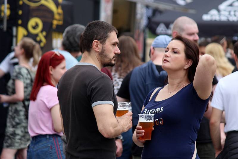 Náměstí Svobody v Brně zaplnili v sobotu odpoledne milovníci piva. Konal se tam Pivní festival Brno.