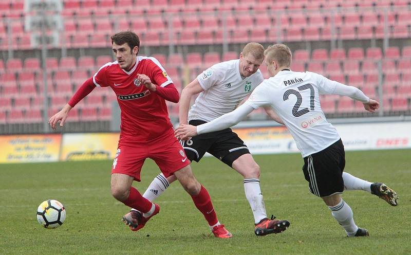 Fotbalisté Zbrojovky Brno (v červeném) uhráli s Karvinou jen bezbrankovou remízu.